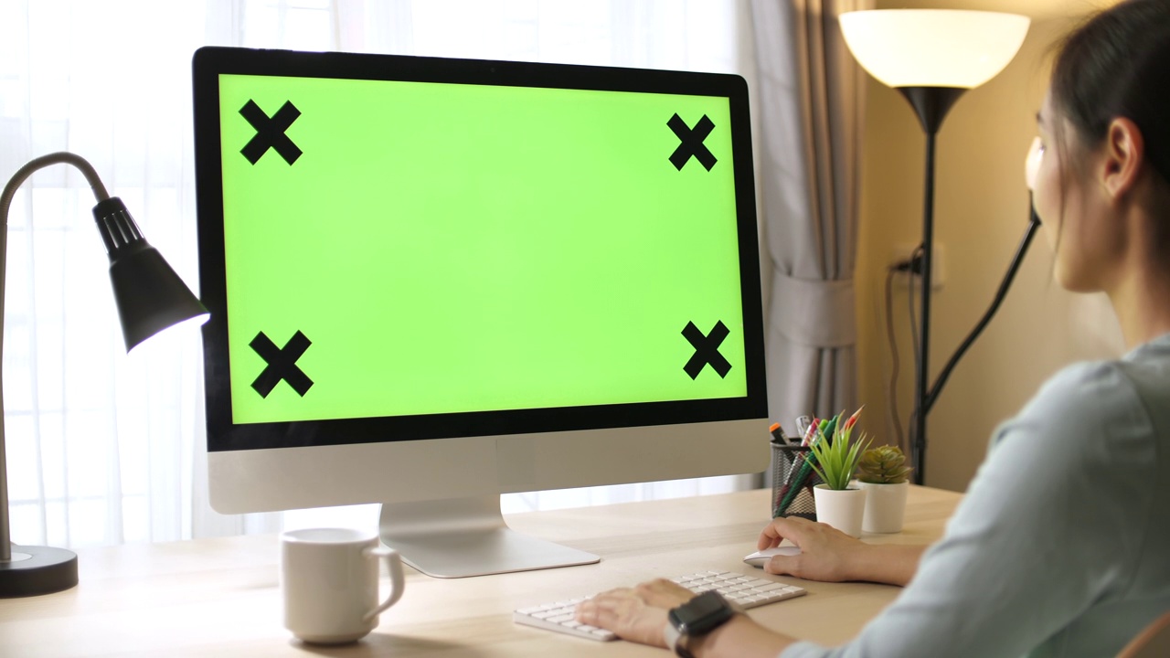 女人用电脑的绿色屏幕视频下载