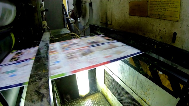 杂志印刷在一家印刷厂，生产线上视频下载
