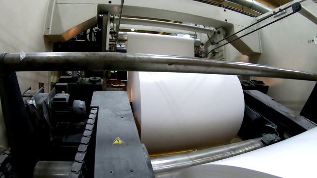 纸生产机器。二次资源的处理。废纸回收。大型企业印刷厂视频下载