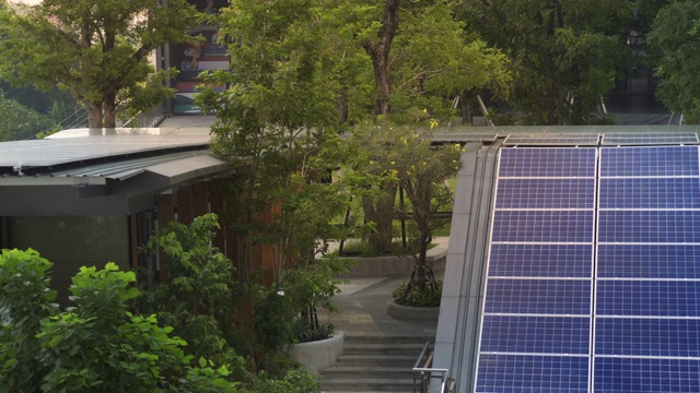 太阳能电池板有助于储存太阳能。然后用作家庭和建筑的电能帮助降低成本和保护环境。帮助减少全球变暖的技术视频下载