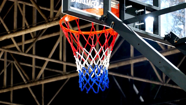 篮球篮球。球飞入篮球场篮球网。体育的概念。视频素材