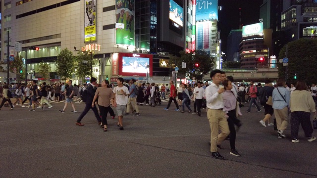 4K行人在日本东京涉谷十字路口行走。视频下载