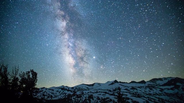 时间流逝-在积雪覆盖的山脉上的银河系- 4K视频素材