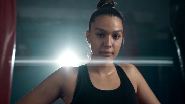 自信的女拳击手的样子视频素材