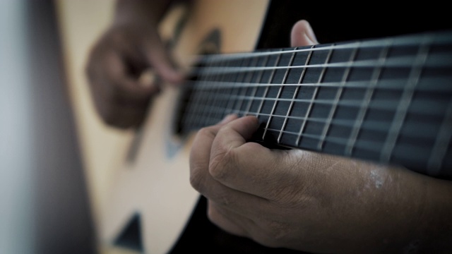 特写手的男子弹奏古典吉他与黑色和纹理处理视频素材