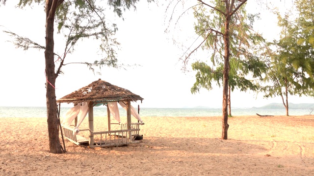 海滩上的破小屋视频素材