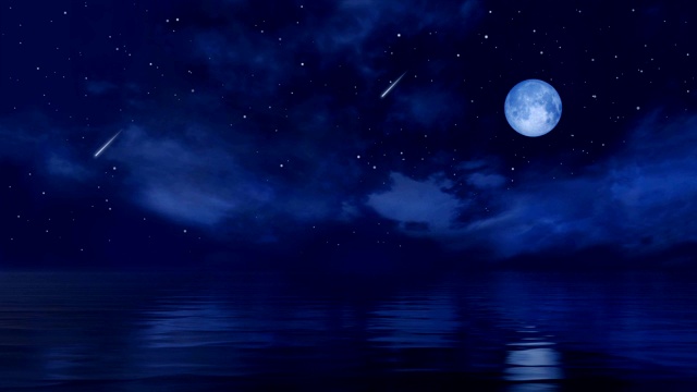 平静的海面上，满月和流星视频素材