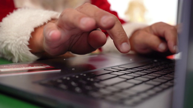 圣诞老人用他的信用卡在网上购物-特写视频下载