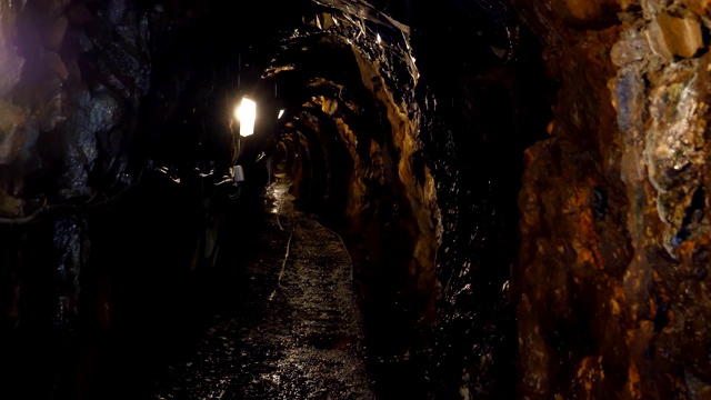 在一个又湿又黑的旧矿井里视频下载
