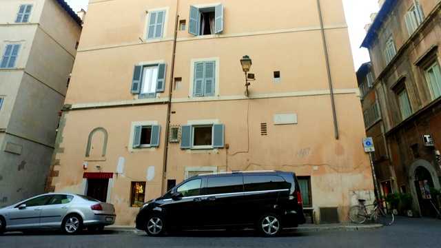 罗马传统建筑在步行街的建立镜头视频素材