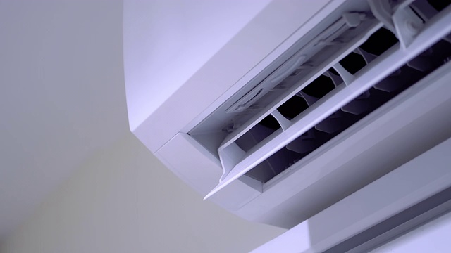 白色墙壁房间的冷气系统视频下载