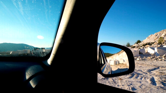 越野车4x4车辆驾驶下坡在山区危险的乡村道路上，电影稳定器拍摄视频素材
