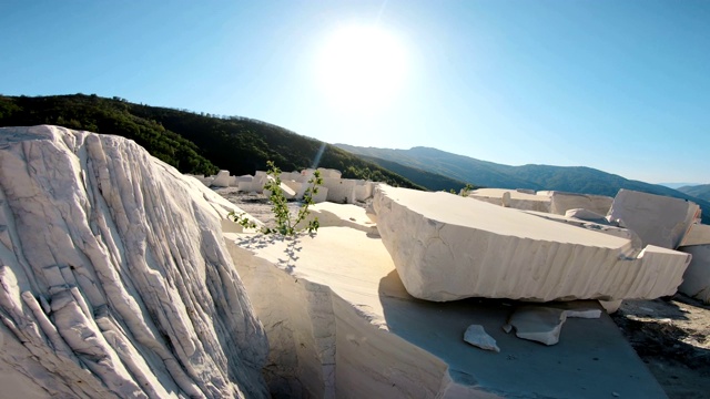 采石场的白色卡拉拉大理石视频素材