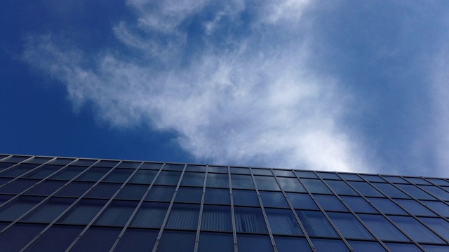 玻璃窗户建筑和天空视频下载