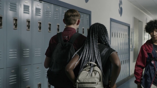 男孩和女孩走在学校走廊的背影跟踪拍摄/普罗沃，犹他州，美国视频素材