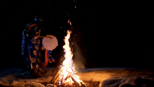 萨满在火旁跳仪式舞。视频下载