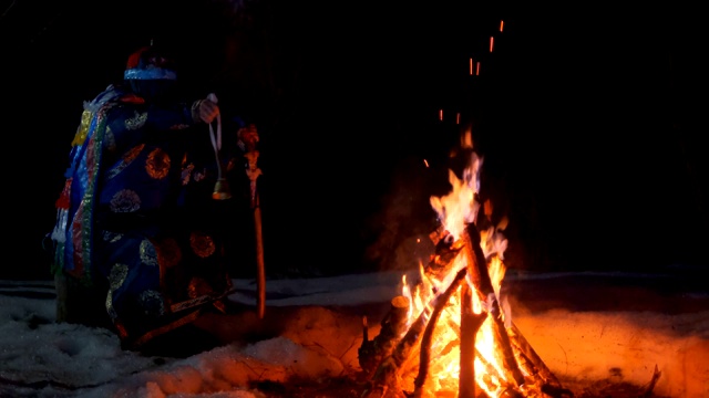 晚上，萨满在篝火旁举行仪式视频下载