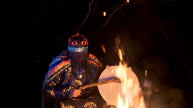 萨满坐在火堆旁举行魔法仪式。视频下载