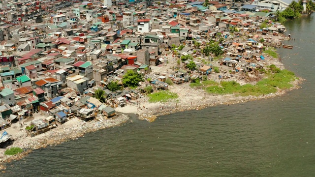 马尼拉的贫民窟，俯视图。生活垃圾对海洋的污染视频素材