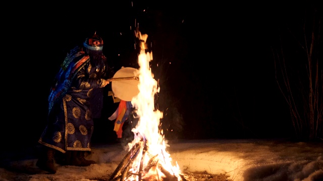 萨满围绕着火堆演奏手鼓跳舞。视频下载