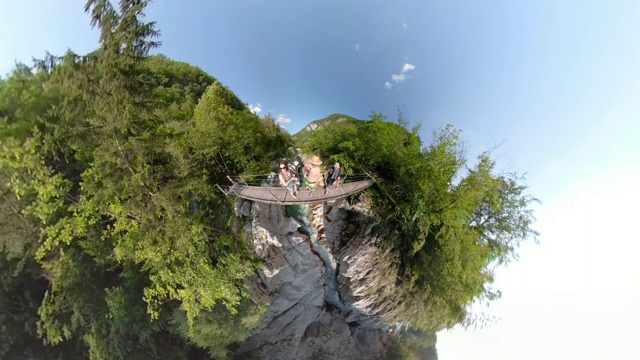 自拍:三个朋友走过美丽的索卡河上的一座吊桥。视频下载
