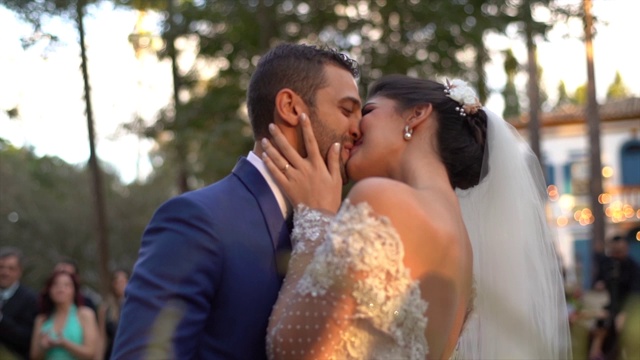 新娘和新郎在圣坛上接吻视频下载
