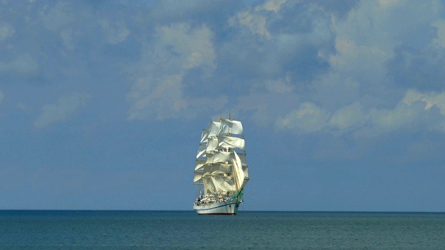 史诗的高船对着多云的天空视频素材