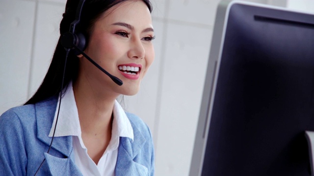 客户支持座席或呼叫中心与客户进行耳机通话。视频素材