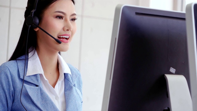 客户支持座席或呼叫中心与客户进行耳机通话。视频下载