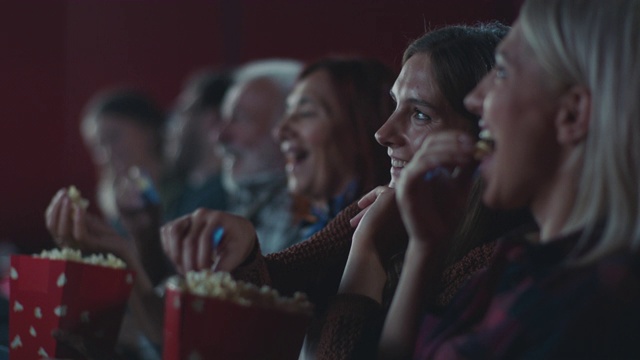 微笑的女人在电影院看电影视频下载