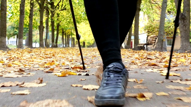 一位已到退休年龄的妇女正在练习北欧步。视频素材
