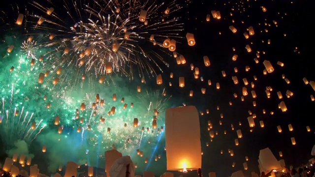 在泰国清迈的怡鹏节，水灯节上漂浮的灯笼和烟花视频素材