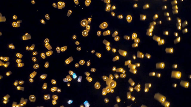 在泰国清迈的怡鹏节，水灯节上漂浮的灯笼和烟花视频素材