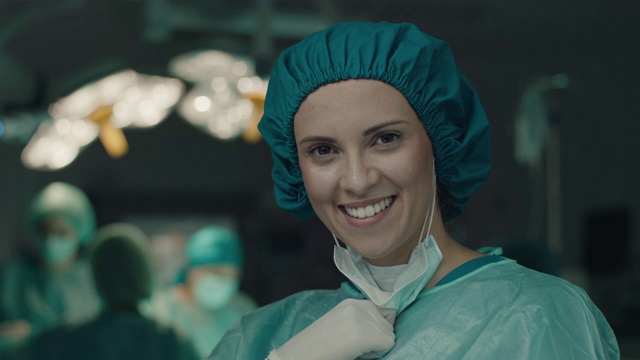 手术室微笑的护士视频下载