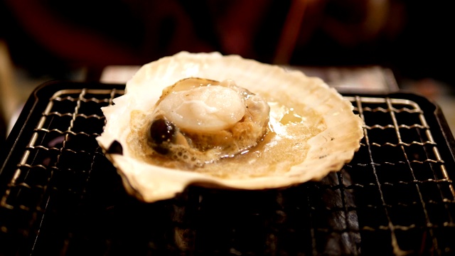 在东京的一家日本餐馆里烧烤扇贝和贝类视频下载