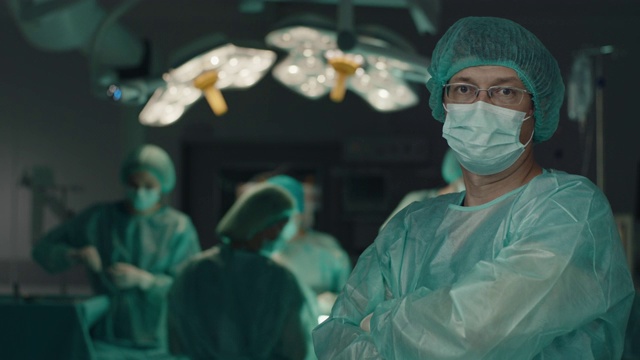 手术室里自信的外科医生视频素材