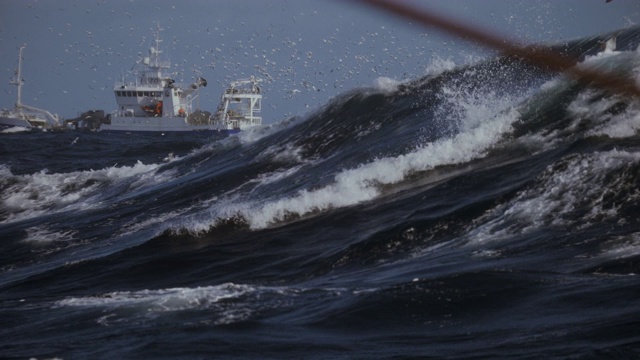 渔船在波涛汹涌的北海航行视频素材