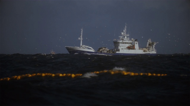 渔船在波涛汹涌的北海航行视频素材