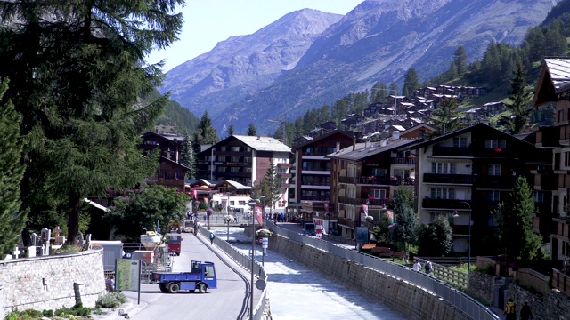 在瑞士阿尔卑斯山的通勤者和游客的日常生活视频素材