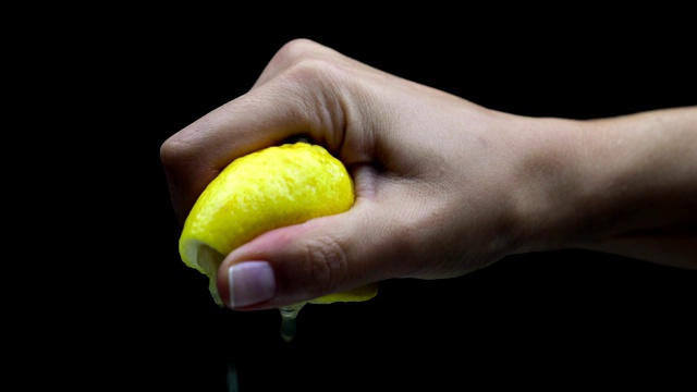 女人用手挤有机柠檬视频下载