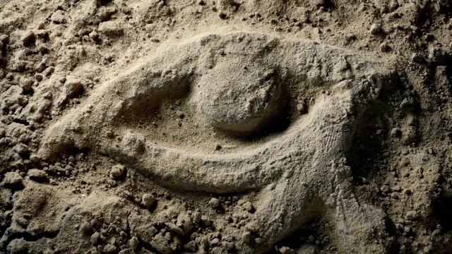 考古学家正在挖掘埃及人眼睛的象征视频素材