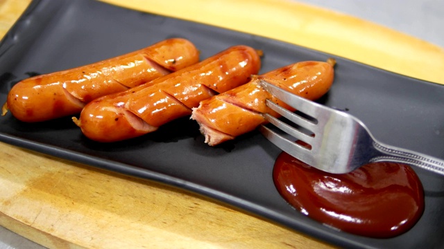吃香肠配番茄酱视频素材