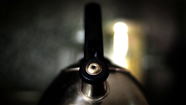 热气腾腾的茶水壶。特写镜头。视频素材