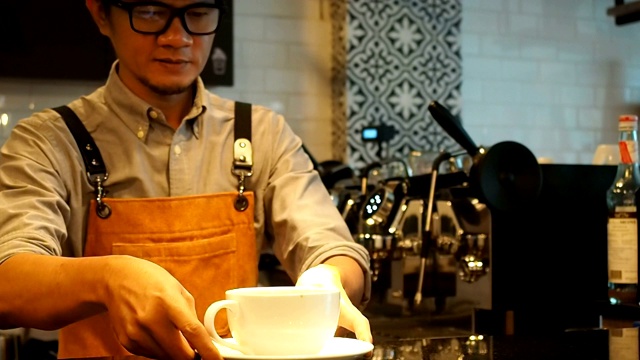 近距离的顾客支付咖啡的脸视频下载