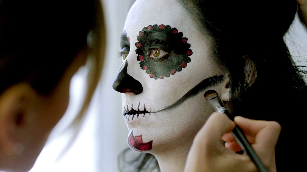 万圣节。化妆师正在为墨西哥亡灵节化妆，4K视频下载