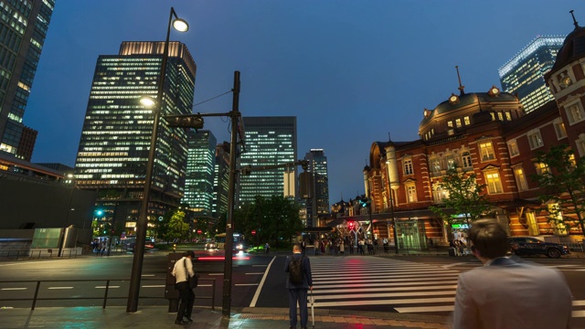 4K延时:黄昏时分，东京车站前的游客人群，日本东京。视频下载