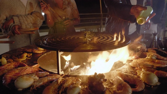 城市屋顶烧烤派对-七时尚，时尚和多种族的人一起烧烤海鲜晚上。视频素材