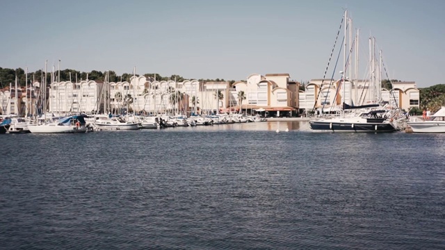 游艇和帆船停泊在码头的码头上。港口与游艇。视频素材
