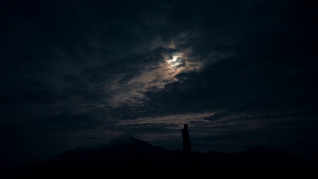 不明飞行物在月光背景下飞过一个男人视频下载