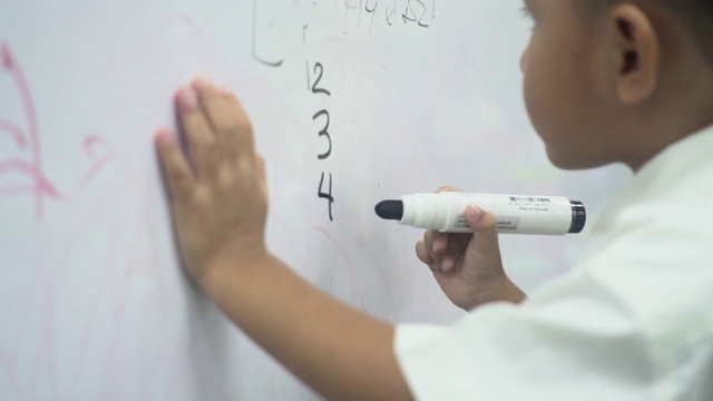 孩子在黑板上写数学视频下载